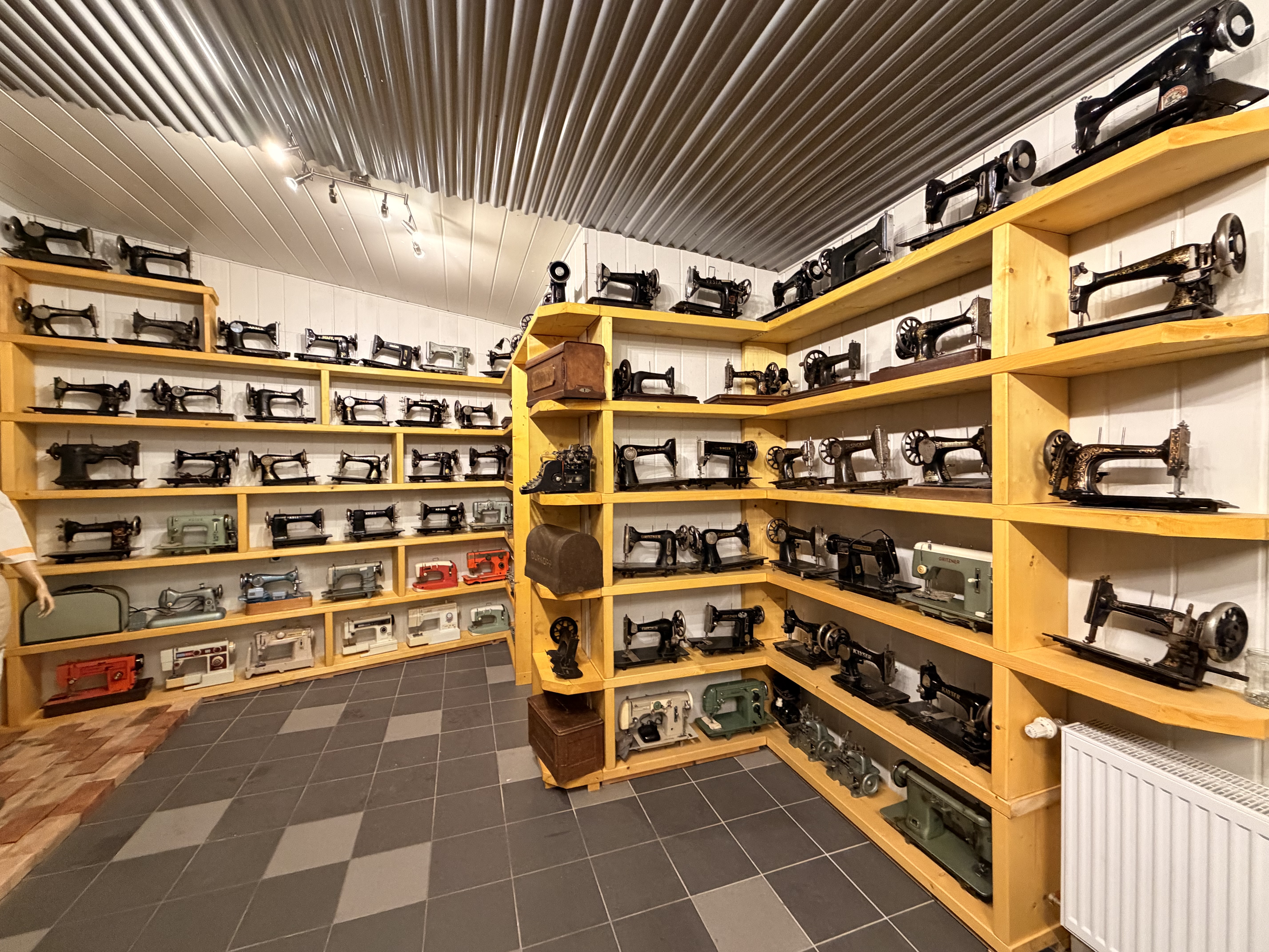 Galerie historischer Nähmaschinen im Regal